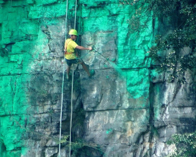 [Photo] Trung Quốc sơn màu vách núi theo phong thủy để "đổi vận" ảnh 2