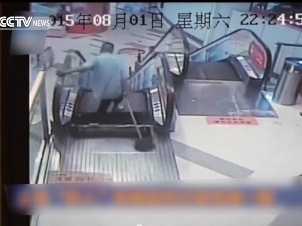 [Video] Thang máy tiếp tục "nuốt chân" một nhân viên lau dọn ảnh 1