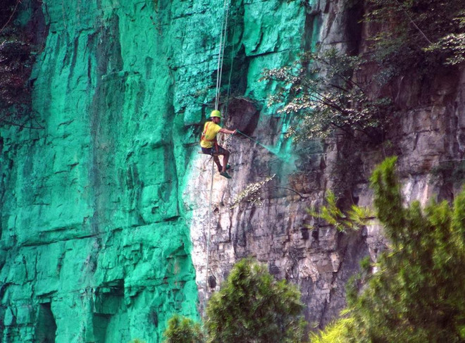 [Photo] Trung Quốc sơn màu vách núi theo phong thủy để "đổi vận" ảnh 1
