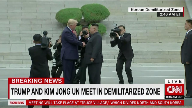 Khoảnh khắc lịch sử hai nhà lãnh đạo Mỹ-Triều Tiên bắt tay nhau tại khu DMZ. (Nguồn: CNN) Bước chân lịch sử ở DMZ của hai nhà lãnh đạo Mỹ và Triều Tiên ảnh 1