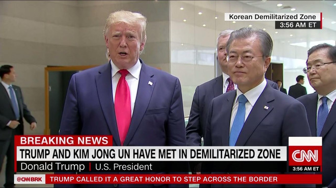 Tổng thống Mỹ Donald Trump phát biểu trước báo chí bên cạnh Tổng thống Hàn Quốc Moon Jae-in sau cuộc gặp song phương với nhà lãnh đạo Triều Tiên Kim Jong-un ở DMZ. (Nguồn: CNN) Tổng thống Trump: Mỹ-Triều Tiên sẽ nối lại các cuộc đàm phán hạt nhân ảnh 1