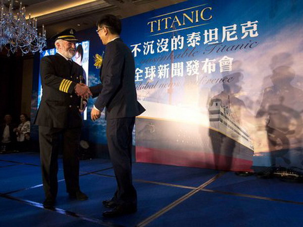 Bernard Hill (trái) người đóng vai thuyền trưởng Edward Smith trong bộ phim năm 1997 ''Titanic'' bắt tay với chủ tịch của Seven Star Su Shaojun. (Nguồn: Reuters) Trung Quốc thiết kế mô hình Titanic bằng con tàu thật ảnh 1
