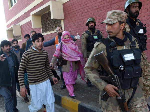 Pakistan vô hiệu hóa thiết bị nổ gần trạm xe buýt ở Peshawar ảnh 1