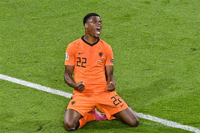 Hậu vệ Hà Lan Denzel Dumfries ăn mừng sau khi ghi bàn nâng tỷ số 3-2 cho đội nhà trong trận đấu gặp Ukraine tại vòng chung kết EURO 2020 ở Amsterdam, ngày 13/6/2021. (Ảnh: AFP/TTXVN) Những gương mặt ấn tượng nhất sau vòng bảng EURO 2020 ảnh 1