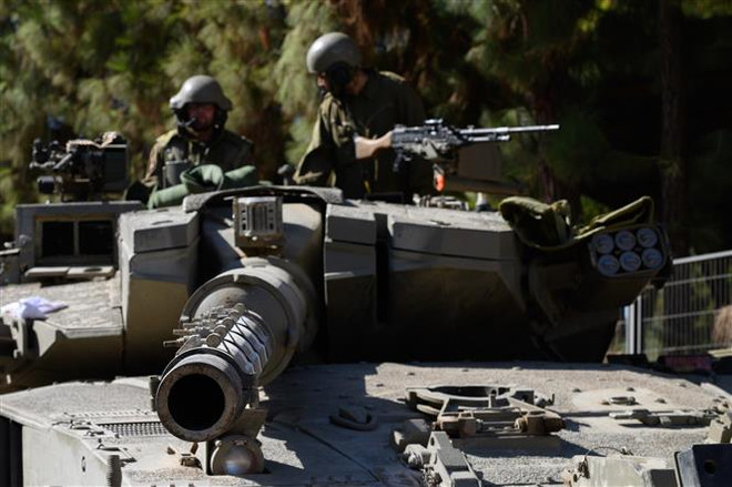 Binh sỹ và xe quân sự Israel di chuyển gần biên giới với Liban ngày 25/10/2023. (THX/TTXVN) israel_gaza 1.jpg