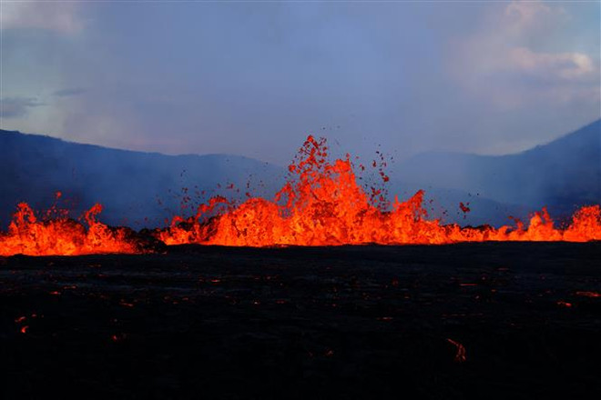 Núi lửa tại thị trấn Reykjavik, Iceland phun trào ngày 3/8/2022. (Ảnh: AFP/TTXVN) iceland_nui lua phun trao.jpg