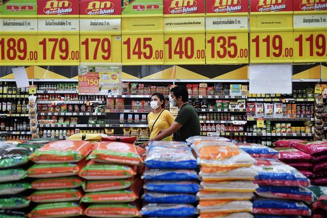 Gạo được bày bán tại siêu thị ở Bangkok (Thái Lan). (Ảnh: AFP/TTXVN) Giá gạo xuất khẩu từ Thái Lan tăng lên mức cao nhất trong sáu tháng ảnh 1