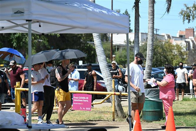 Người dân xếp hàng chờ tiêm vaccine phòng bệnh đậu mùa khỉ tại Los Angeles, California (Mỹ), ngày 27/7/2022. (Ảnh: AFP/TTXVN) Điểm lại 10 sự kiện thế giới nổi bật năm 2022 do TTXVN bình chọn ảnh 3