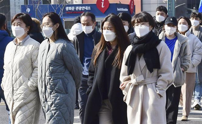 Người dân đeo khẩu trang phòng dịch COVID-19 tại Seoul (Hàn Quốc), ngày 26/1/2022. (Ảnh: Kyodo/TTXVN) Hàn Quốc và Hong Kong có số ca nhiễm mới COVID-19 cao chưa từng thấy ảnh 1