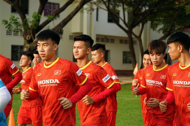 Buổi tập đầu tiên của U23 Việt Nam diễn ra trong không khí hào hứng và tinh thần đồng đội cao. (Ảnh: Trần Long/TTXVN) HLV Đinh Thế Nam khẳng định tuyển U23 Việt Nam sẽ chơi tấn công ảnh 1