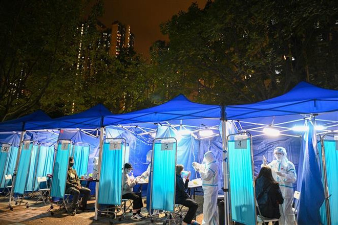 Một địa điểm xét nghiệm COVID-19 tại Kwai Chung, Hong Kong (Trung Quốc), ngày 23/1/2022. (Ảnh: THX/TTXVN) Hàn Quốc và Hong Kong có số ca nhiễm mới COVID-19 cao chưa từng thấy ảnh 2