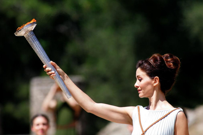 Ngọn đuốc Olympic 2016 bắt đầu hành trình 100 ngày đếm ngược ảnh 1