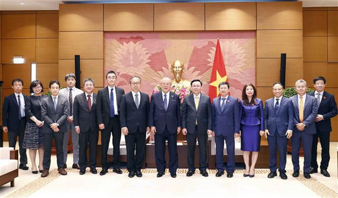 Chủ tịch Quốc hội Vương Đình Huệ với các đại biểu. (Ảnh: Doãn Tấn/TTXVN) Chủ tịch Quốc hội tiếp cố vấn Liên minh Nghị sỹ hữu nghị Nhật-Việt ảnh 4
