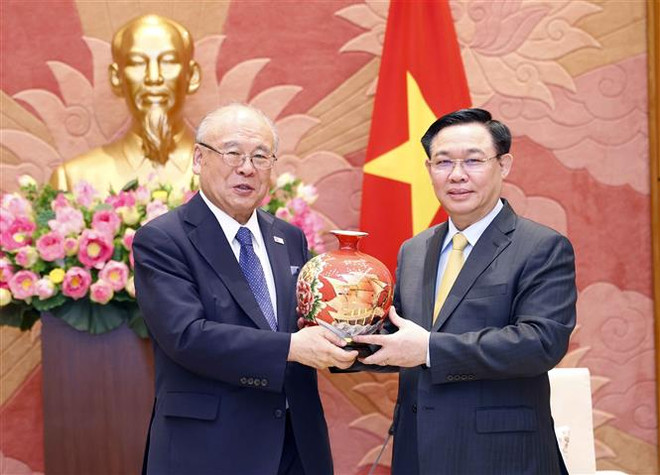Chủ tịch Quốc hội Vương Đình Huệ tặng vật phẩm lưu niệm cho Cố vấn đặc biệt Liên minh Nghị sỹ hữu nghị Nhật-Việt Takebe Tsutomu. (Ảnh: Doãn Tấn/TTXVN) Chủ tịch Quốc hội tiếp cố vấn Liên minh Nghị sỹ hữu nghị Nhật-Việt ảnh 3