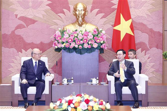 Chủ tịch Quốc hội Vương Đình Huệ tiếp Cố vấn đặc biệt Liên minh Nghị sỹ hữu nghị Nhật-Việt Takebe Tsutomu. (Ảnh: Doãn Tấn/TTXVN) Chủ tịch Quốc hội tiếp cố vấn Liên minh Nghị sỹ hữu nghị Nhật-Việt ảnh 1