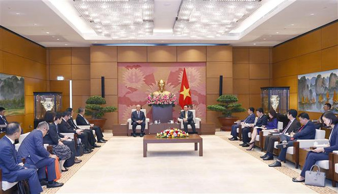 Chủ tịch Quốc hội Vương Đình Huệ tiếp Cố vấn đặc biệt Liên minh Nghị sỹ hữu nghị NhậtViệt Takebe Tsutomu. (Ảnh: Doãn Tấn/TTXVN) Chủ tịch Quốc hội tiếp cố vấn Liên minh Nghị sỹ hữu nghị Nhật-Việt ảnh 2
