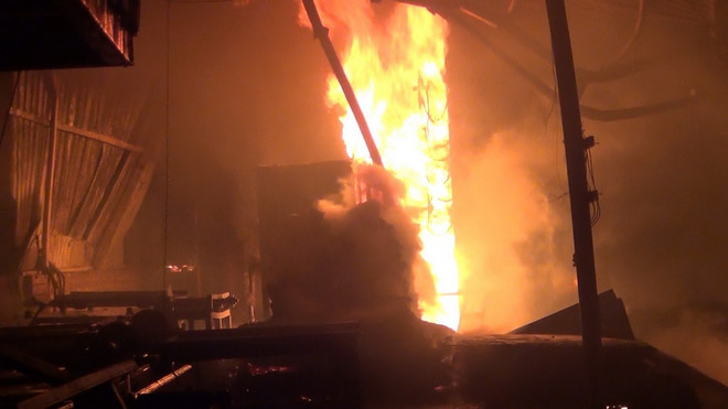 Cháy xưởng gỗ trong đêm, nhiều người dân hoảng loạn ảnh 1