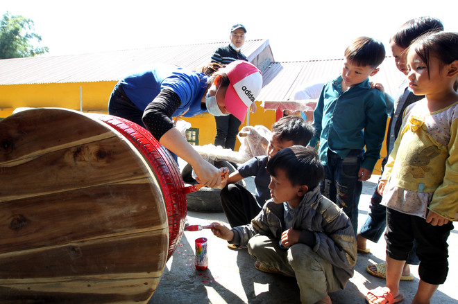 'Tủ sách Đinh Hữu Dư' của tuổi trẻ Thông tấn đến với miền núi Bát Xát ảnh 6
