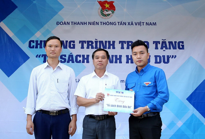 'Tủ sách Đinh Hữu Dư' của tuổi trẻ Thông tấn đến với miền núi Bát Xát ảnh 2