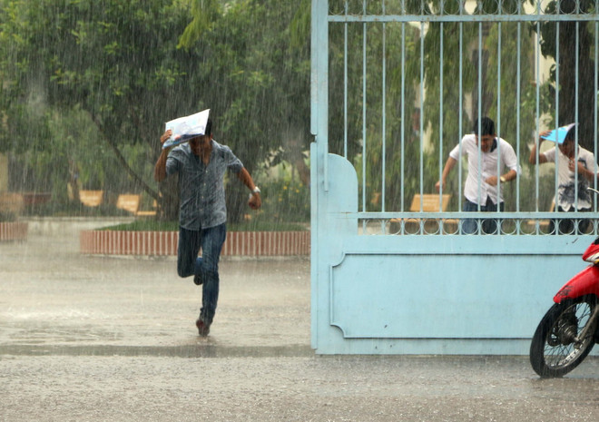 Nắng nóng duy trì ở ven biển Trung Bộ, mưa dông ở Bắc Bộ ảnh 1