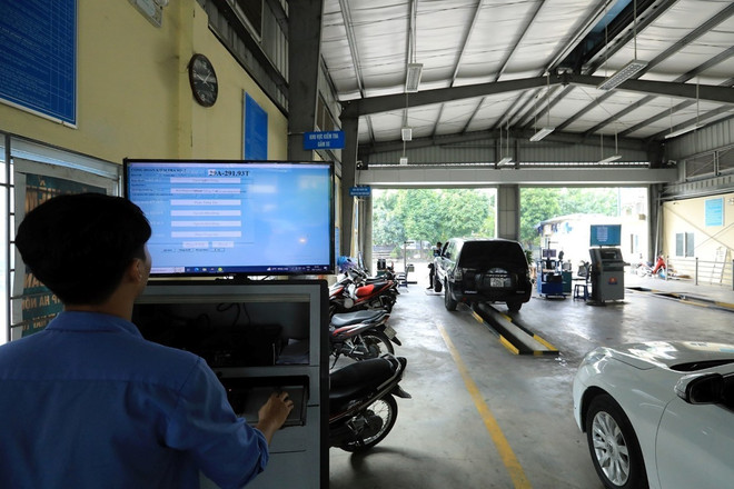 Tính đến ngày 7/2, cả nước có 1.760 đăng kiểm viên đang thực hiện kiểm định tại 277/293 với 519/545 dây chuyền kiểm định đang hoạt động. (Ảnh: Tuấn Anh/TTXVN) dang kiem_2.jpg