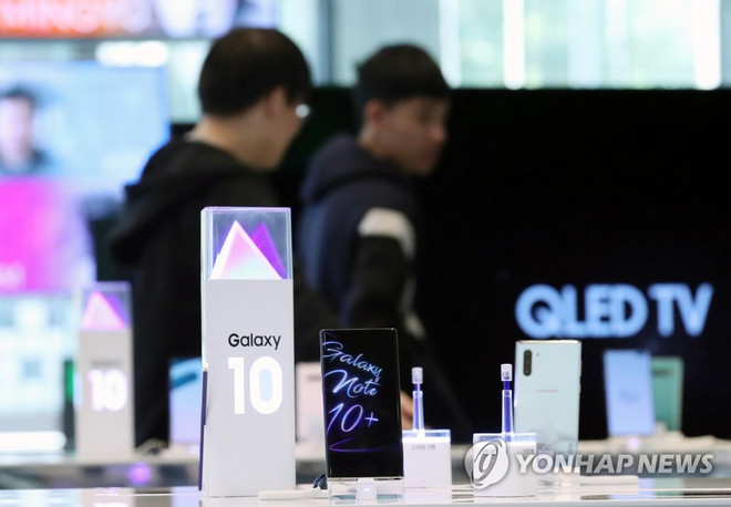 Điện thoại thông minh Galaxy Note10 của Samsung tại một cửa hàng bán lẻ ở Seoul. (Nguồn: Yonhap) Apple thách thức Samsung ở thị trường smartphone Hàn Quốc ảnh 1