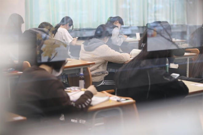Các thí sinh chờ bắt đầu làm bài kiểm tra năng lực đại học (CSAT) tại trường trung học Namsan ở Daegu, ngày 14/11. (Nguồn: Yonhap) Hơn nửa triệu thí sinh tham gia kỳ thi khắc nghiệt nhất Hàn Quốc ảnh 1