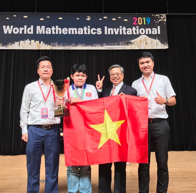 Học sinh Lương Mạnh Đức - lớp 9H1 trường trung học cơ sở Trưng Vương - đoạt Cúp Đặt biệt "The Star of The World" (Ngôi sao Thế giới) cho thí sinh đạt điểm cao nhất kỳ thi. Toàn bộ 32 học sinh Việt Nam đoạt giải tại kỳ thi Toán quốc tế WMI ảnh 2