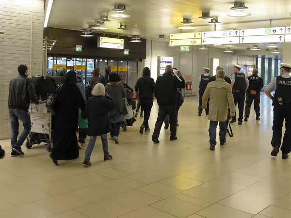 Những nước EU đầu tiên tiếp nhận người tị nạn từ Thổ Nhĩ Kỳ ảnh 1