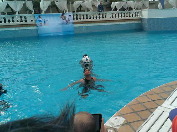 Vận động viên Cuba lập kỷ lục thế giới về tâng bóng dưới nước ảnh 1