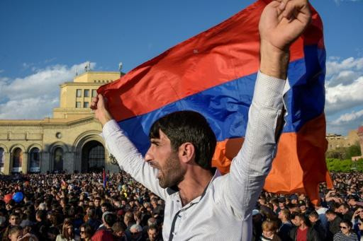 Một người biểu tình phản đối cựu Thủ tướng Serzh Sargsyan. (Nguồn: AFP) Khủng hoảng chính trị Armenia: Phó Thủ tướng nhậm chức quyền Thủ tướng ảnh 1