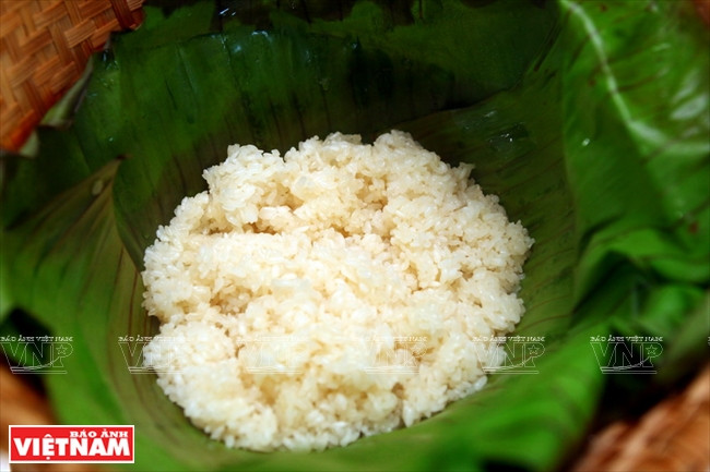 Lên vùng Tây Bắc thưởng thức xôi nướng của đồng bào Thái ảnh 3