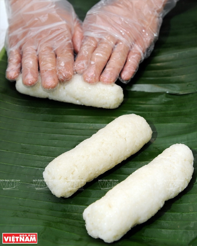 Lên vùng Tây Bắc thưởng thức xôi nướng của đồng bào Thái ảnh 4