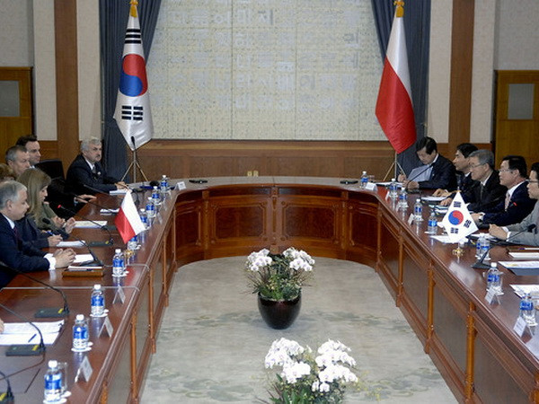 Hàn Quốc và Ba Lan thảo luận vệc xuất khẩu pháo tự hành K-9 ảnh 1