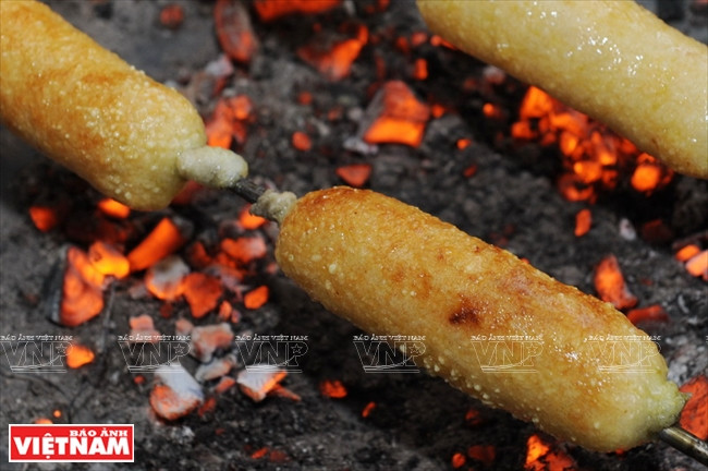 Lên vùng Tây Bắc thưởng thức xôi nướng của đồng bào Thái ảnh 5