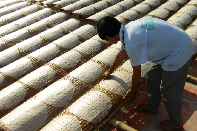 [Photo] Đi tìm lý do bánh tráng Cù Lao Mây đắt khách dịp cận tết ảnh 2