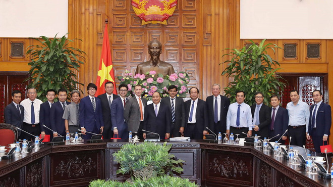 Thủ tướng Nguyễn Xuân Phúc và các nhà đầu tư vào tỉnh Bạc Liêu. (Ảnh: Thống Nhất/TTXVN) Thủ tướng tiếp các nhà đầu tư vào dự án điện khí 4 tỷ USD ở Bạc Liêu ảnh 1