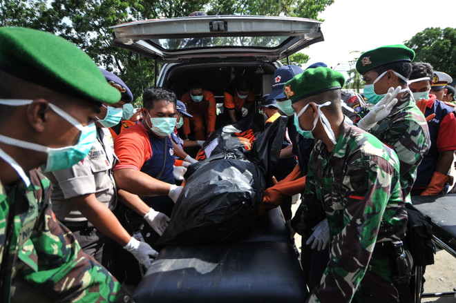 Vụ máy bay AirAsia mất tích: Tìm thấy thêm 7 thi thể ảnh 1