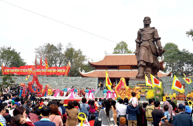 Hàng ngàn người đổ về Hà Nội tưng bừng dự hội gò Đống Đa 2015 ảnh 1