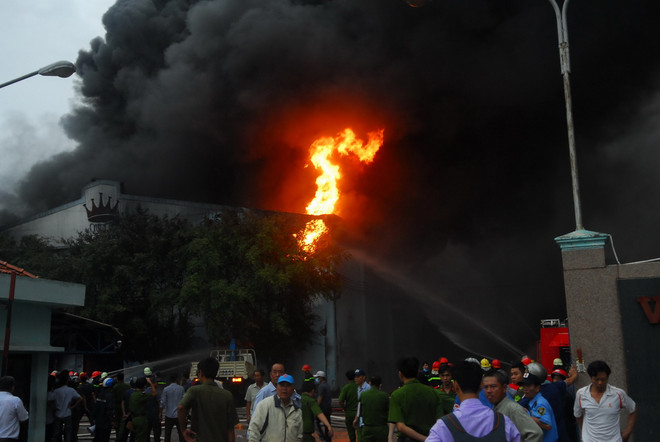 Đã khống chế vụ cháy kho hàng Công ty nệm Vạn Thành ảnh 1