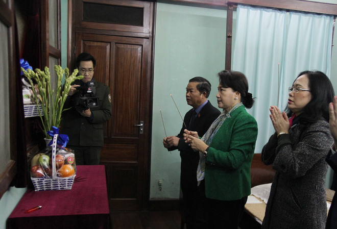Chủ tịch Quốc hội Nguyễn Thị Kim Ngân dâng hương, tưởng nhớ Bác Hồ ảnh 1