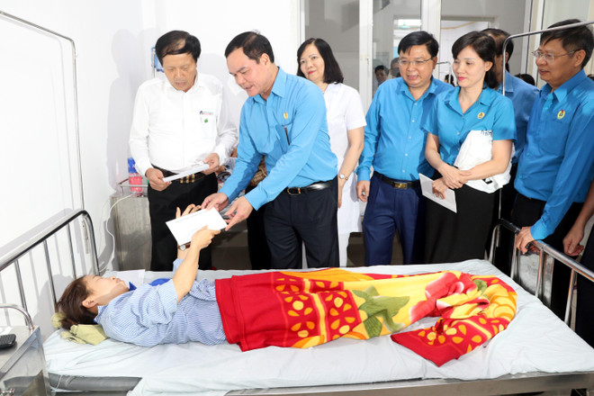 Chủ tịch Tổng Liên đoàn Lao động Việt Nam Nguyễn Đình Khang, lãnh đạo UBND tỉnh Nam Định, Liên đoàn Lao động tỉnh Nam Định thăm, tặng quà công nhân Công ty Golden Victory Việt Nam. (Ảnh: Nguyễn Lành/TTXVN) Nam Định: Tổng Liên đoàn Lao động thăm hỏi công nhân vụ ngộ độc khí ảnh 1