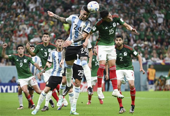 Ngày 26/11, đội tuyển Argentina đã đánh bại đội tuyển Mexico với tỷ số 2-0 trong trận đấu ở bảng C diễn ra trên sân Lusail tại thủ đô Doha (Qatar), qua đó duy trì cơ hội giành vé vào vòng 1/8 World Cup 2022. (Ảnh: THX/TTXVN) World Cup 2022: Cục diện bảng C có nhiều thay đổi sau lượt đấu thứ hai ảnh 1