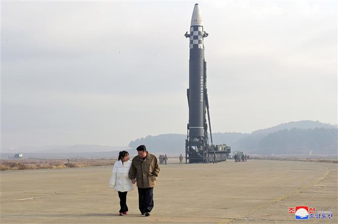 Nhà lãnh đạo Triều Tiên Kim Jong-un (phải) cùng con gái thị sát vụ phóng thử tên lửa đạn đạo liên lục địa Hwasong-17 kiểu mới tại sân bay quốc tế Bình Nhưỡng, ngày 18/11/2022 (ảnh do Hãng thông tấn Trung ương Triều Tiên đăng phát). (Ảnh: Yonhap/TTXVN) Ông Kim Jong-un lần thứ hai xuất hiện trước công chúng cùng con gái ảnh 1