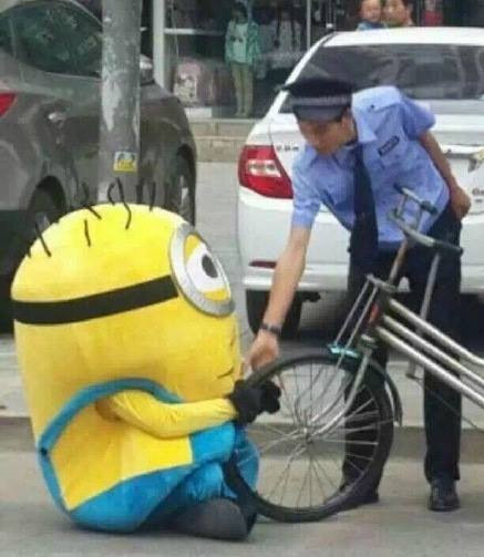 [Photo] Hai Minion bị cảnh sát Trung Quốc phạt vì "bán chuối dạo" ảnh 1