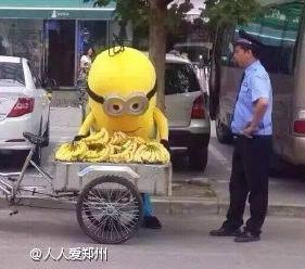 [Photo] Hai Minion bị cảnh sát Trung Quốc phạt vì "bán chuối dạo" ảnh 4
