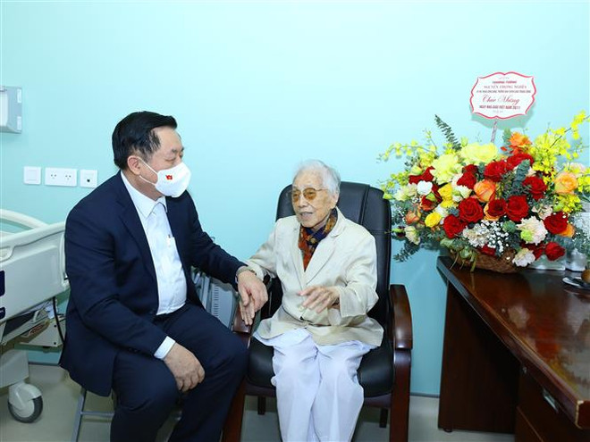Trưởng Ban Tuyên giáo Trung ương Nguyễn Trọng Nghĩa thăm và chúc mừng nguyên Bộ trưởng Bộ Giáo dục và Đào tạo Nguyễn Thị Bình nhân kỷ niệm Ngày Nhà giáo Việt Nam 20/11. (Ảnh: Văn Điệp/TTXVN) Trưởng ban Tuyên giáo thăm nguyên Bộ trưởng Giáo dục Nguyễn Thị Bình ảnh 1