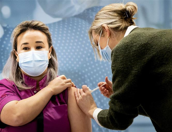 Tiêm vaccine phòng COVID-19 tại Veghel (Hà Lan). (Ảnh: AFP/TTXVN) Nhiều nước châu Âu tái áp đặt các biện pháp hạn chế để phòng dịch ảnh 2