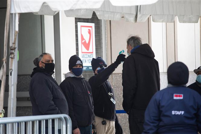 Tòa án Mỹ "bật đèn xanh" với quy định người lao động phải tiêm vaccine ảnh 1