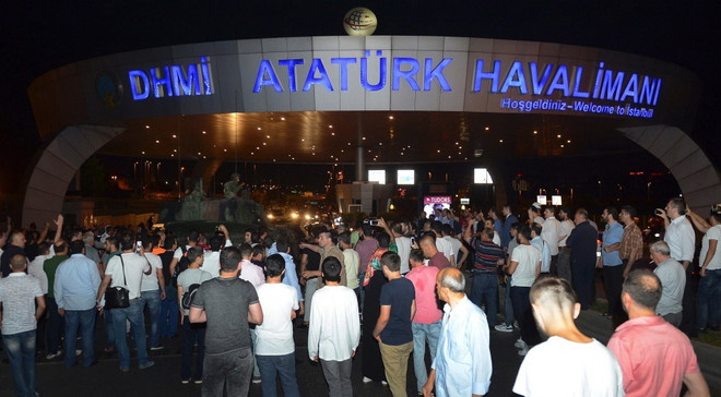 Vụ đảo chính Thổ Nhĩ Kỳ: Binh lính đã kiểm soát sân bay Ataturk ảnh 1